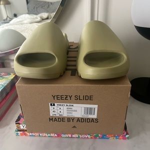 Yeezy Slides Brand New Never Worn. Size 9